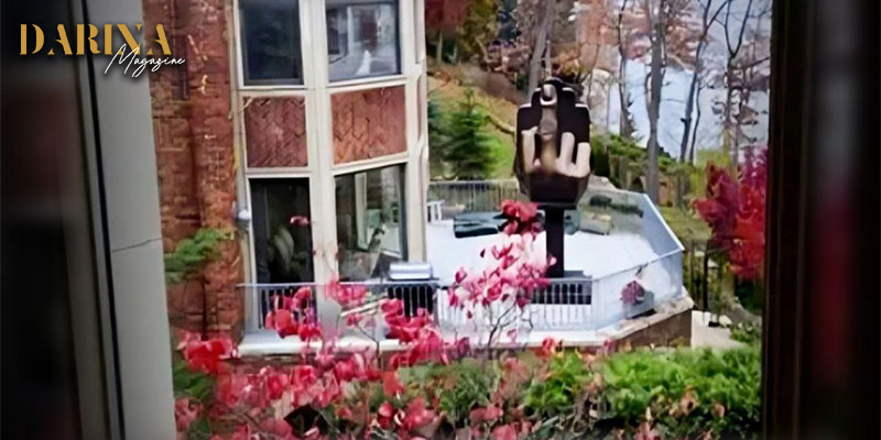 اشترى منزلاً مجاوراً من طليقته وبنى لها تمثالاً على شكل الإصبع الوسطى