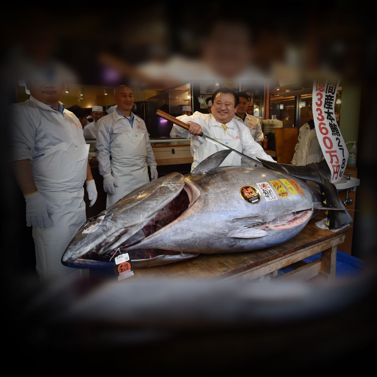 رجل أعمال ياباني يدفع 3.27 مليون دولار لشراء سمكة عملاقة في مزاد رأس السنة