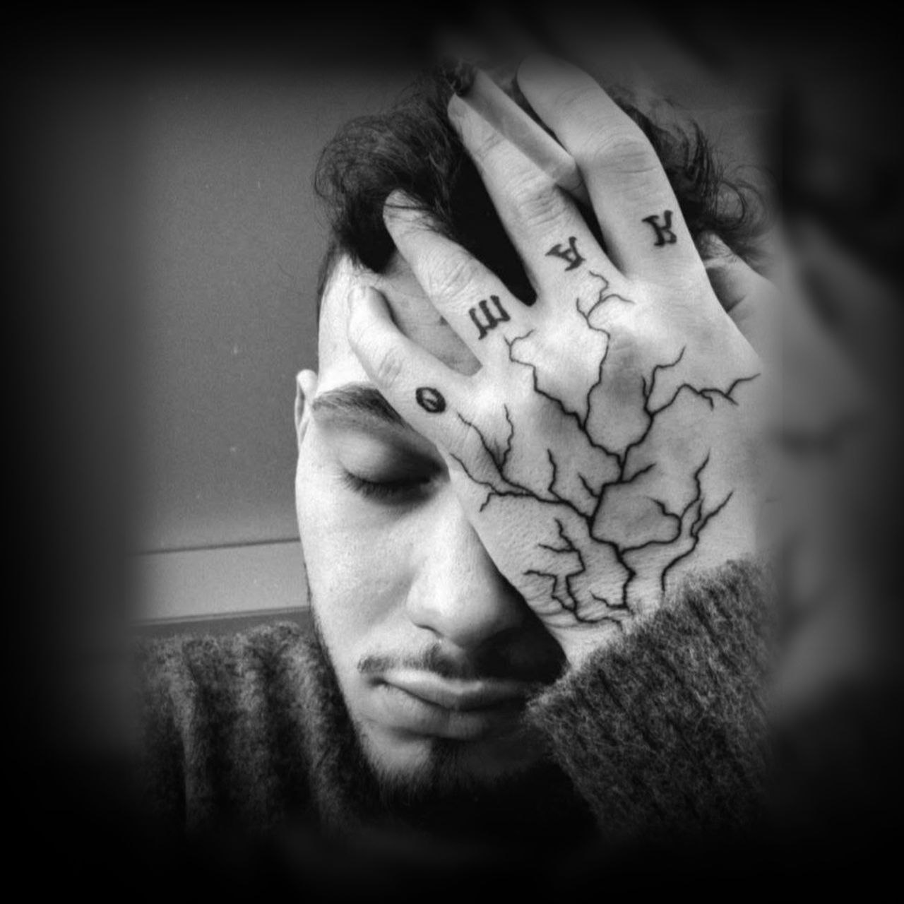 “لازم اسمك يبقى مدى العمر يا عمر”.. “الشامي” يضع وشماً باسم شقيقه الصغير الراحل “عمر”