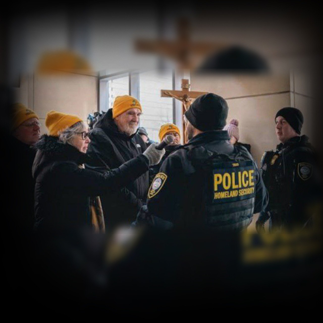 قاض فيدرالي يُلزم مركز احتجاز في إلينوي بالسماح بالشعائر الكاثوليكية يوم أربعاء الرماد