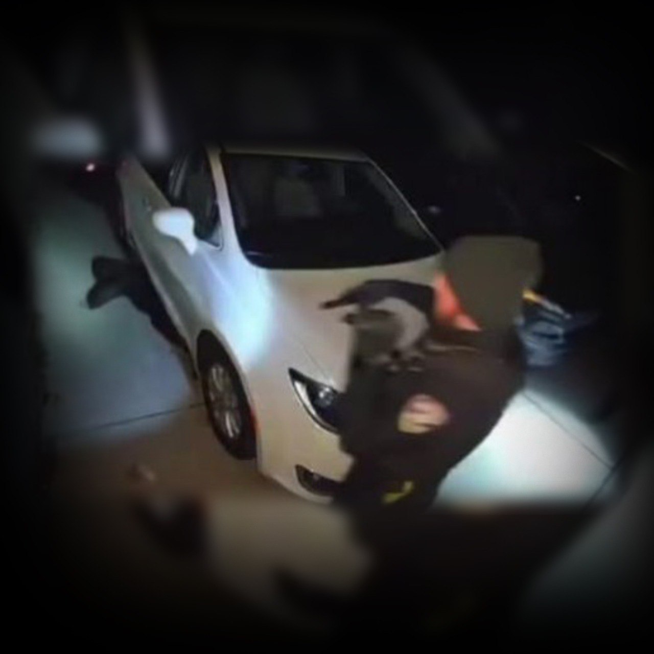 الشرطة الأمريكية تلقي القبض على شخصين مشتبه بهم في عمليات سطو على السيارات في ديربورن هايتس